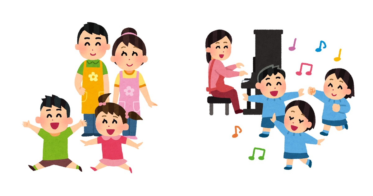 エプロン姿の保育士 2 人が幼い子どもを見守るイラストと、ピアノに合わせて踊って歌う幼稚園児たちのイラストを並べた構図