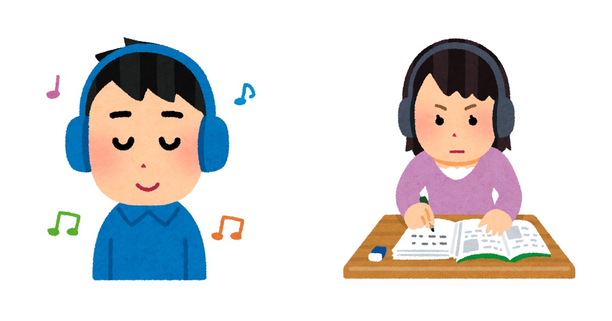 机の前でヘッドホンをつけて英語音声を聞き、目を丸くして驚く大人。ネイティブ英語の話速に困惑するイメージ。