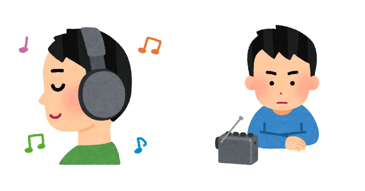 ヘッドフォンをつけて英語の音声を聞くサラリーマンと、通勤中にスマホで英語を流し聞きする人が並び、聞く量を増やす学習法を表したイラスト