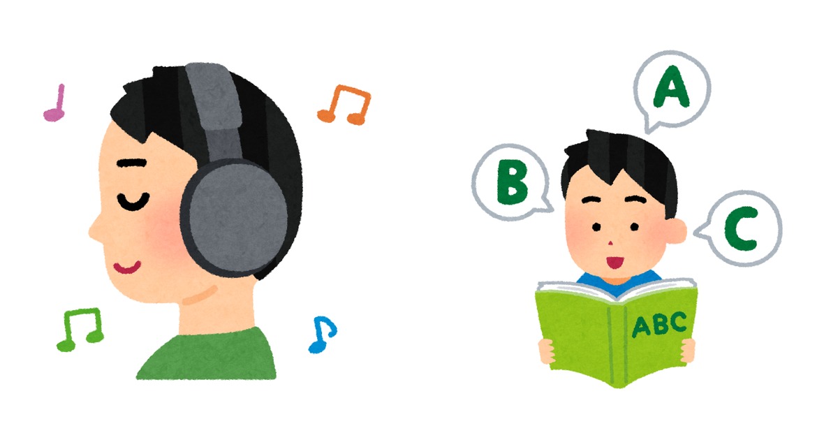 ヘッドフォンで英語の音声を聞く成人男性と、英語の本を見ながら声に出して読み上げる人を左右に並べ、聞いてすぐ真似るシャドーイング練習をイメージした一枚。